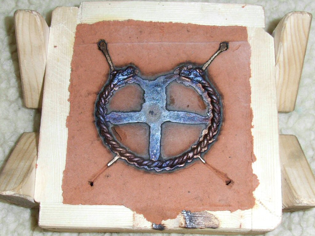 Ein von uns gegossener Handreif aus Bronze in der Gussform