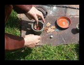Bronzeguss: Das Rohmaterial wird in den Tiegel gefüllt